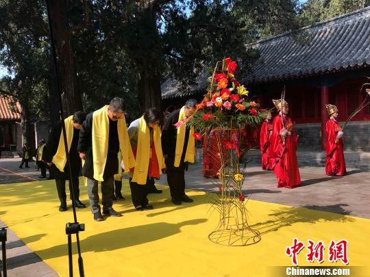 来自海峡两岸的社会各界人士依次向至圣先师孔子像敬献花篮,并行三鞠躬礼 来自海峡两岸的社会各界人士依次向至圣先师孔子像敬献花篮,并行三鞠躬礼