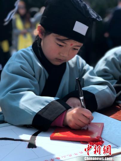 学童描红学写“人”字 学童描红学写“人”字