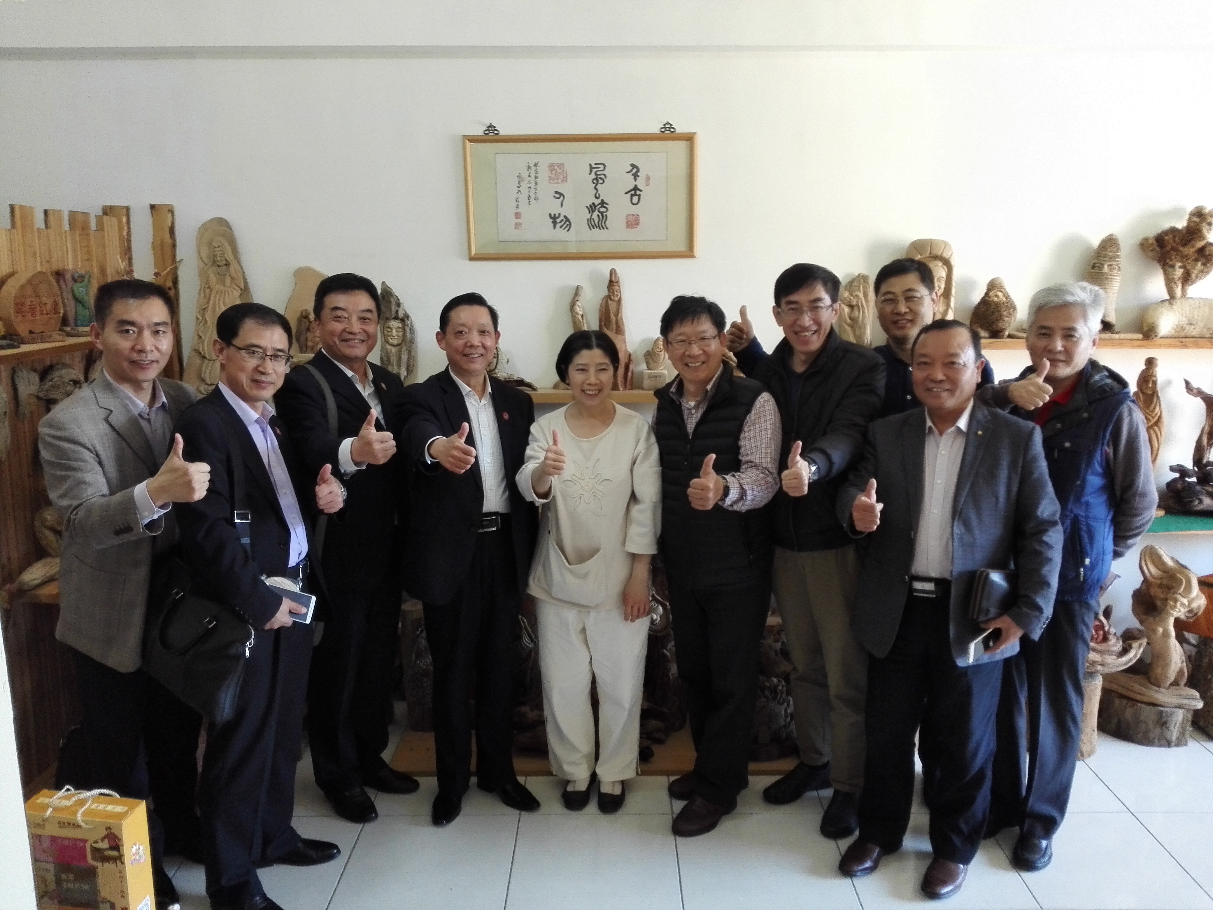 3月27日,省台办副主任、省台属联谊会会长张民忠一行与基隆市山东同乡会座谈交流并看望青岛籍大陆新娘、漂流木雕刻师郭素亦 3月27日,省台办副主任、省台属联谊会会长张民忠一行与基隆市山东同乡会座谈交流并看望青岛籍大陆新娘、漂流木雕刻师郭素亦