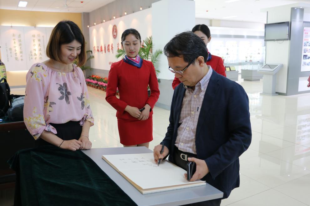 台湾东海大学曾华源教授到山东女子学院作学术报告 台湾东海大学曾华源教授到山东女子学院作学术报告