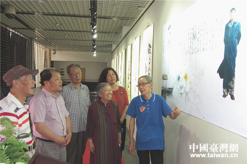 俞继华(右一)与戴藩篱(右三)向参观者介绍画作 俞继华(右一)与戴藩篱(右三)向参观者介绍画作