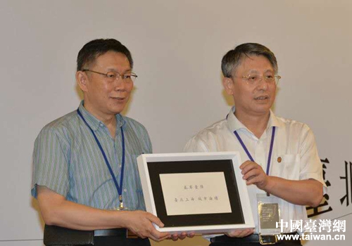 沙海林與臺北市長柯文哲會唔並互贈禮物