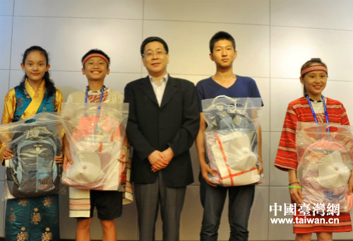 上海市台辦主任李文輝與臺灣少數民族青年代表合影。