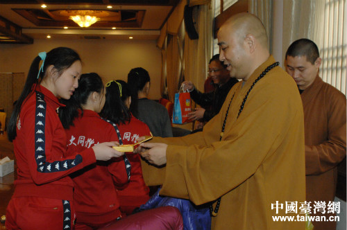 慧明法师向台北运动员赠送佛珠手串结缘 慧明法师向台北运动员赠送佛珠手串结缘