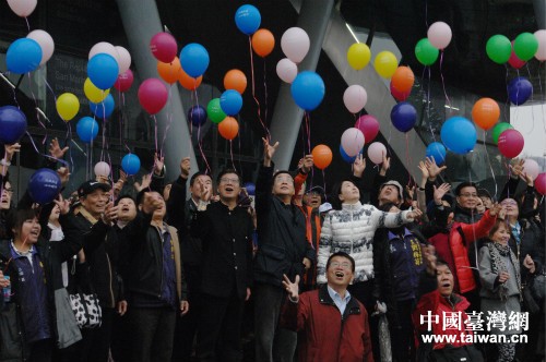 放飞气球,象征友谊升华 放飞气球,象征友谊升华