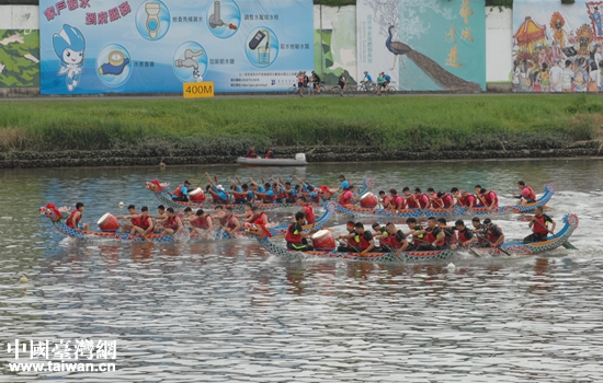 男子小龙舟决赛竞争激烈,青浦队获得第四 男子小龙舟决赛竞争激烈,青浦队获得第四