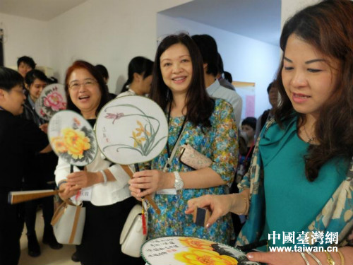 台湾客人参访龙华社区 共话同胞深情 台湾客人参访龙华社区 共话同胞深情