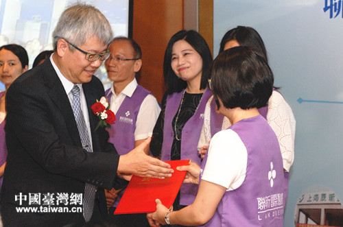 向新加入医疗队的医护人员颁发聘书 向新加入医疗队的医护人员颁发聘书