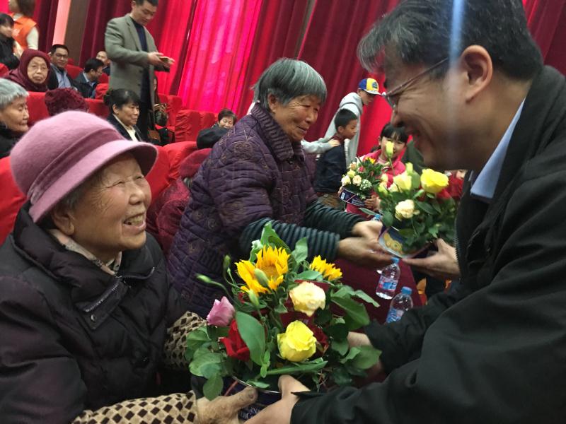上海市台协嘉工委举行献花赠物敬老活动 上海市台协嘉工委举行献花赠物敬老活动