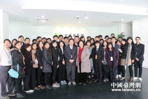 参访团一行合影留念 参访团一行合影留念