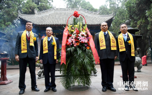 陈镇湘一行在陵前合影留念 陈镇湘一行在陵前合影留念