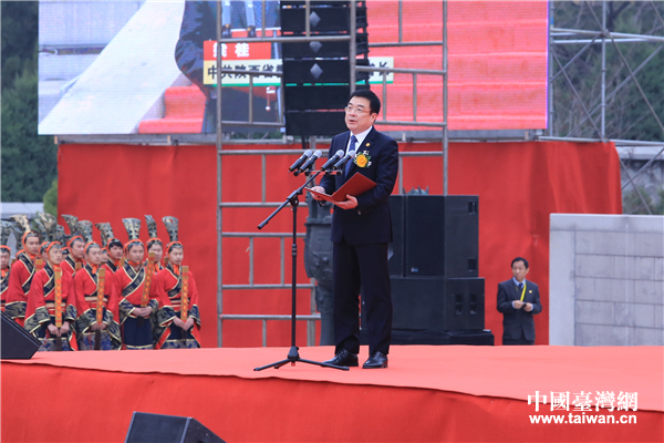 中共陕西省委常委、常务副省长、陕西省公祭黄帝陵工作委员会主任梁桂主持公祭典礼 中国台湾网 刘莹 摄。 中共陕西省委常委、常务副省长、陕西省公祭黄帝陵工作委员会主任梁桂主持公祭典礼 中国台湾网 刘莹 摄。