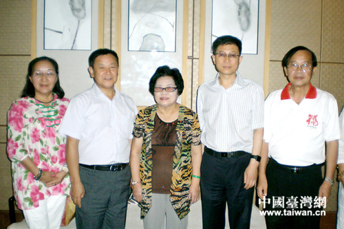 陕西省台办主任杨勇(右二)与台湾人民最大党主席许荣淑(右三)等人合影 陕西省台办主任杨勇(右二)与台湾人民最大党主席许荣淑(右三)等人合影