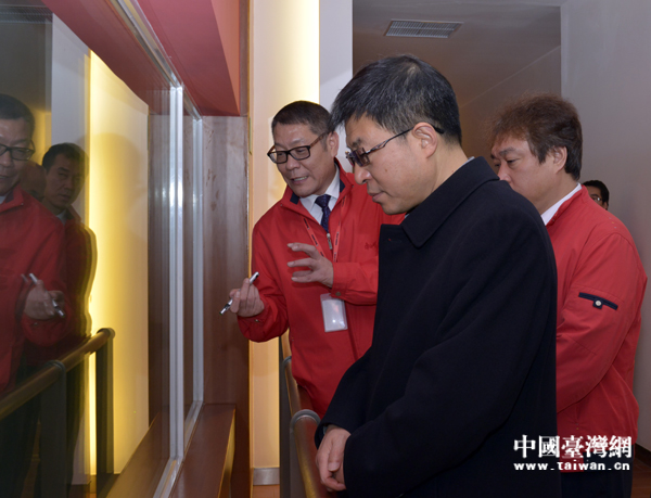 陕西省台办主任杨勇在台资企业康师傅车间调研。(中国台湾网发)