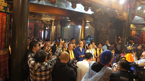 四川青城山祖天师巡台祈福活动走进台北受民众热捧 四川青城山祖天师巡台祈福活动走进台北受民众热捧