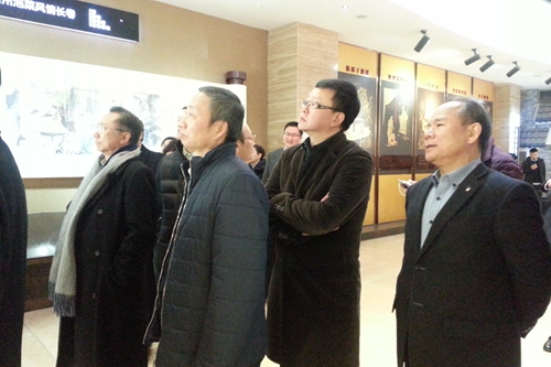 四川省台辦主任周敏謙與列席省政協全會台商參觀眉山三蘇祠