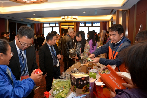 參會代表參觀會場外臺灣農產品展示區