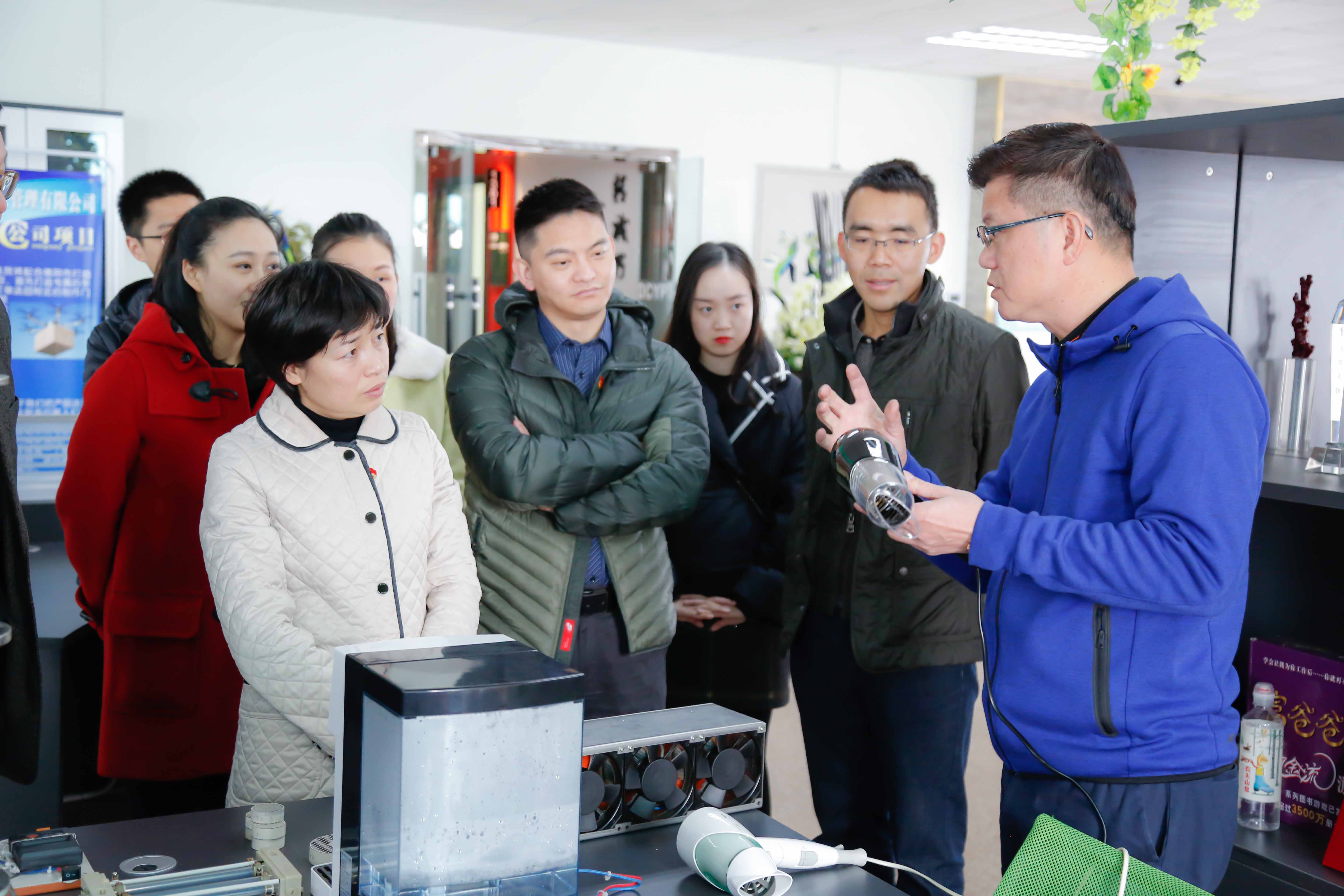 刘会英(左一)与台湾创业青年交流创业项目 刘会英(左一)与台湾创业青年交流创业项目