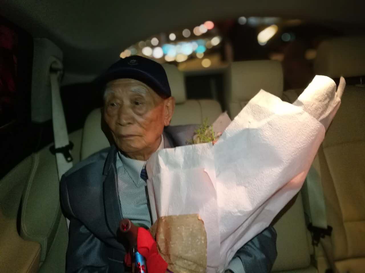 坐在车上,胡定远回忆着家乡 坐在车上,胡定远回忆着家乡