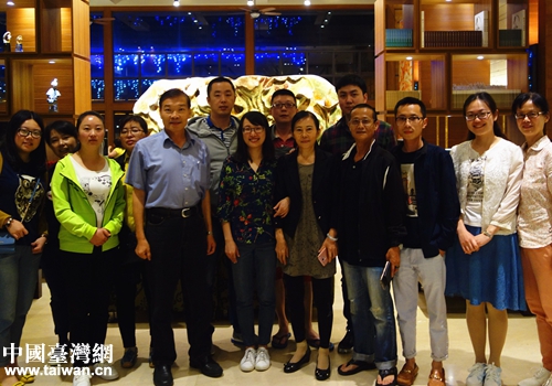 已返台定居的四川台胞专程赶到酒店看望大家 已返台定居的四川台胞专程赶到酒店看望大家