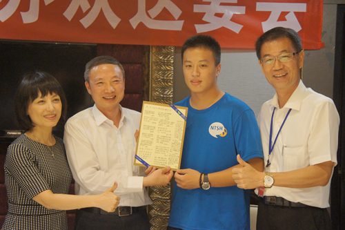 台东高中学生代表(右二)向四川省台办主任周敏谦(左二)致赠感谢卡 台东高中学生代表(右二)向四川省台办主任周敏谦(左二)致赠感谢卡