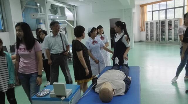 台湾辅英科技大学师生参观实训室 台湾辅英科技大学师生参观实训室