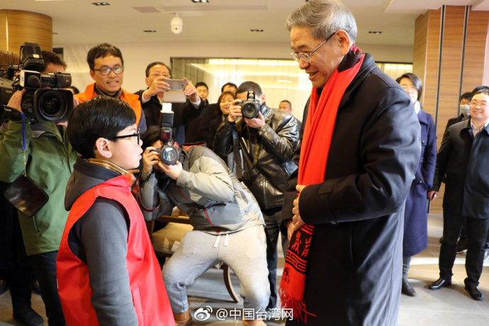 ��־���ٷ���ɽ�۾���󹬣���̨������һ�𡰻ؼҳԷ���