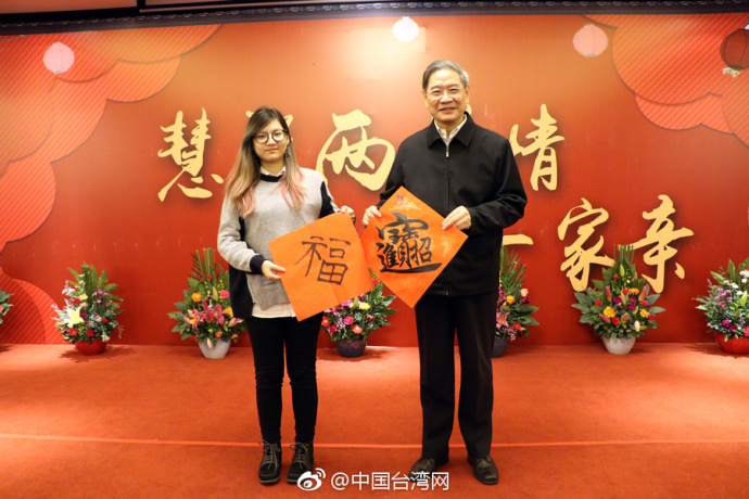 ��־���ٷ���ɽ�۾���󹬣���̨������һ�𡰻ؼҳԷ���