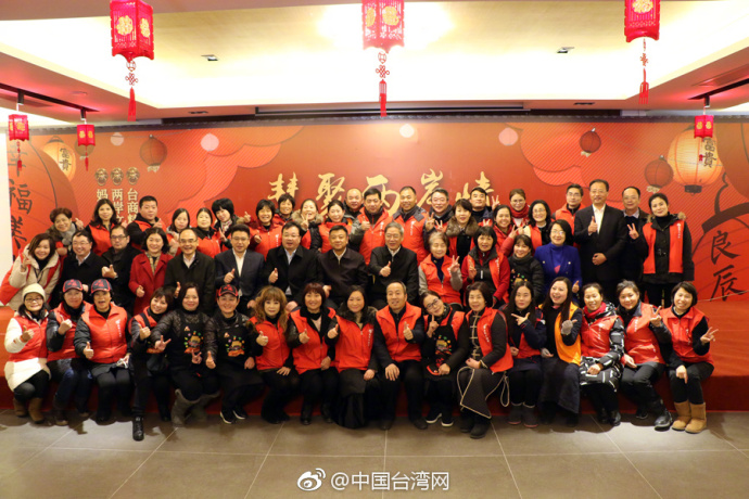 ��־���ٷ���ɽ�۾���󹬣���̨������һ�𡰻ؼҳԷ���