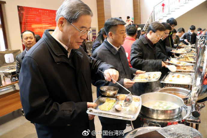 ��־���ٷ���ɽ�۾���󹬣���̨������һ�𡰻ؼҳԷ���