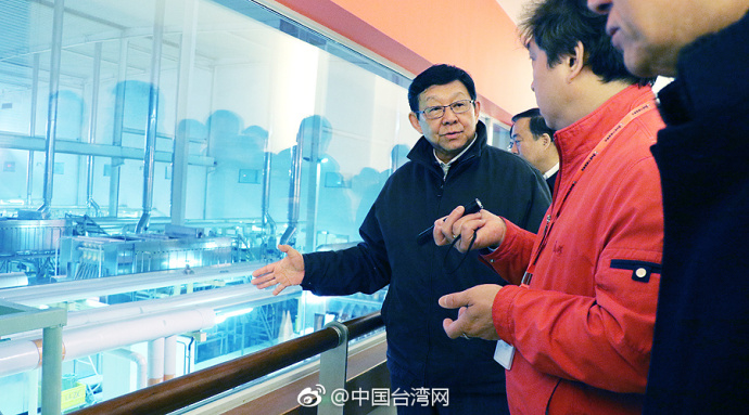 海协会会长陈德铭走访西安“康师傅”:我过去很喜欢吃方便面 海协会会长陈德铭走访西安“康师傅”:我过去很喜欢吃方便面