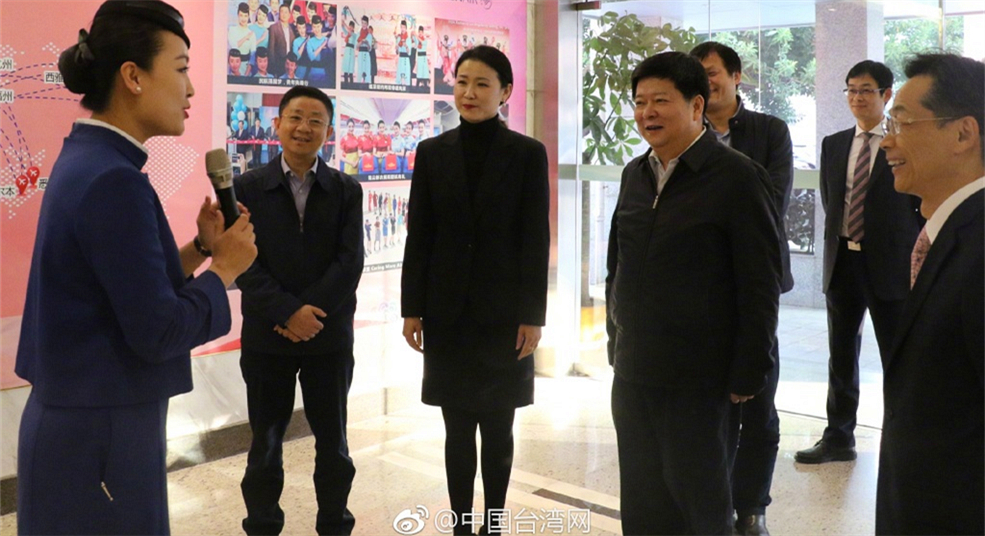 龙明彪探望在厦航就业的台籍乘务员