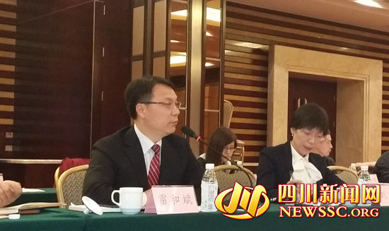 四川新闻网传媒(集团)副总经理雷和斌在会上向台湾及省内媒体介绍集团的发展情况
