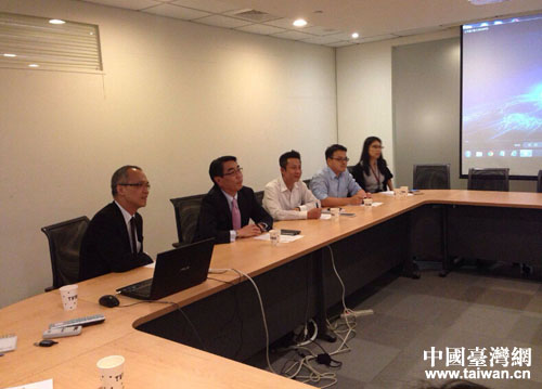 TVBS执行副总经理杨盛昱(右二)向天津媒体参访团介绍该台相关情况