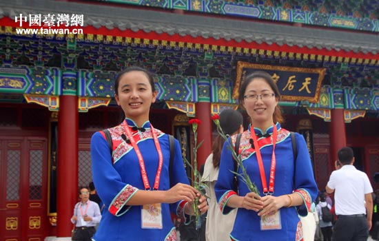 两岸嘉宾在妈祖文化园内合影。