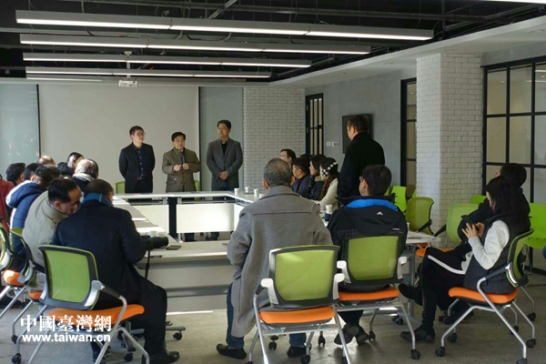 台湾政经代表交流考察团到我区创业公社参观考察。 台湾政经代表交流考察团到我区创业公社参观考察。