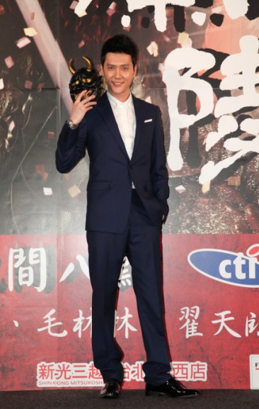 冯绍峰黑面具造型亮相