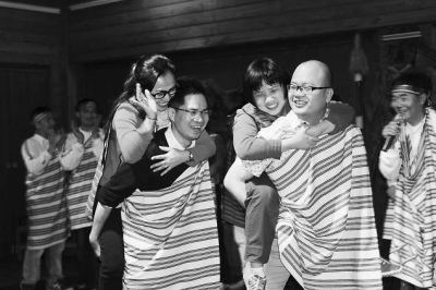 厦门新人在台湾花莲体验“背新娘”抢婚民俗