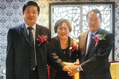 台湾中华民族团结协会理事长夏瀛洲呼吁,两岸不应兄弟阋墙,要共创双赢。左至右依序为大陆退役将领后代参访团代表李洋、中华妇女党主席涂明慧、夏瀛洲。