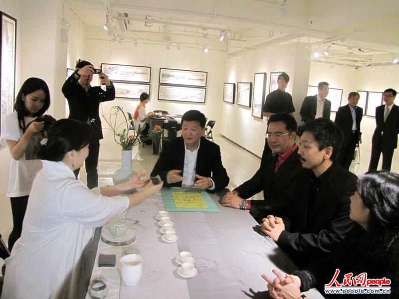 台湾南投县草前茶馆茶艺师给画家奉茶。人民网记者 吴亚明摄