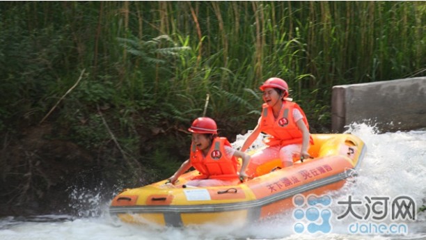 玩耍中激起汹涌的浪花 玩耍中激起汹涌的浪花