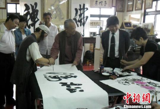 台湾书画家唐山现场书松涛、画家许金叶画国画“花好月圆”致赠石河子文化参访团 台湾书画家唐山现场书松涛、画家许金叶画国画“花好月圆”致赠石河子文化参访团