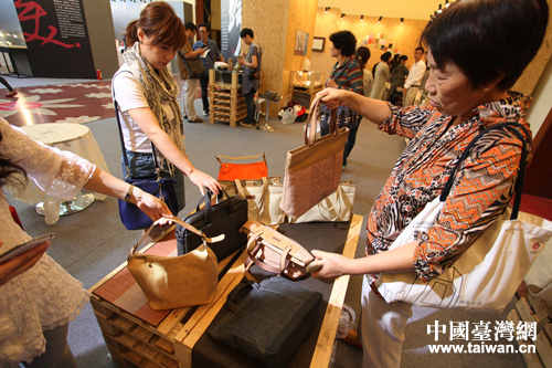 2014年10月10日上海展览中心内,“上海设计之都活动周”正如火如荼。台湾的文化创意也缤纷亮相 2014年10月10日上海展览中心内,“上海设计之都活动周”正如火如荼。台湾的文化创意也缤纷亮相