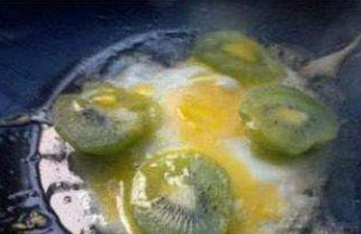 “女友在美国待过,喝过洋墨水的,她说当地人吃猕猴桃都是配鸡蛋的。”