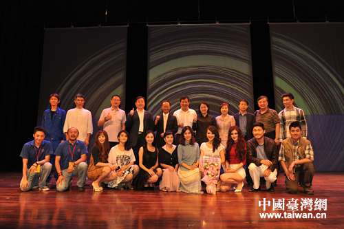 演出结束后,主创人员在舞台上合影