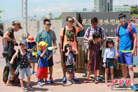 “爸爸去哪”花莲取景地成景点 游客争相留念 “爸爸去哪”花莲取景地成景点 游客争相留念