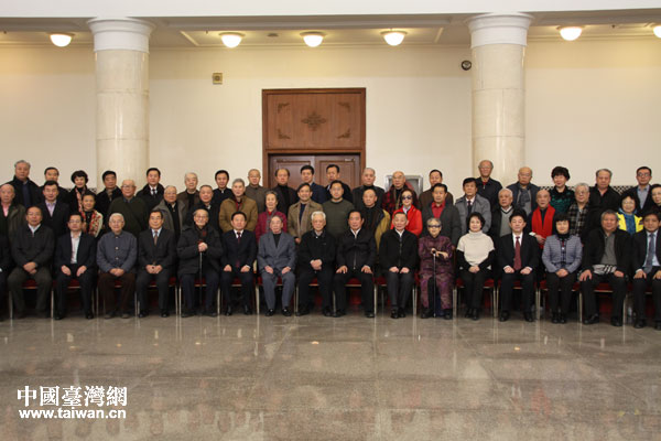 近百人参加座谈会,图为座谈会前与会嘉宾合影留念(局部)