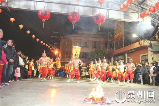 妙趣横生的泉州拍胸舞吸引台湾民众驻足欣赏 妙趣横生的泉州拍胸舞吸引台湾民众驻足欣赏