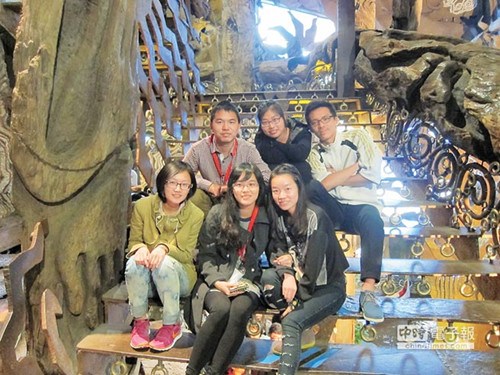 两岸大学生在伍角船板餐厅开心合影 两岸大学生在伍角船板餐厅开心合影