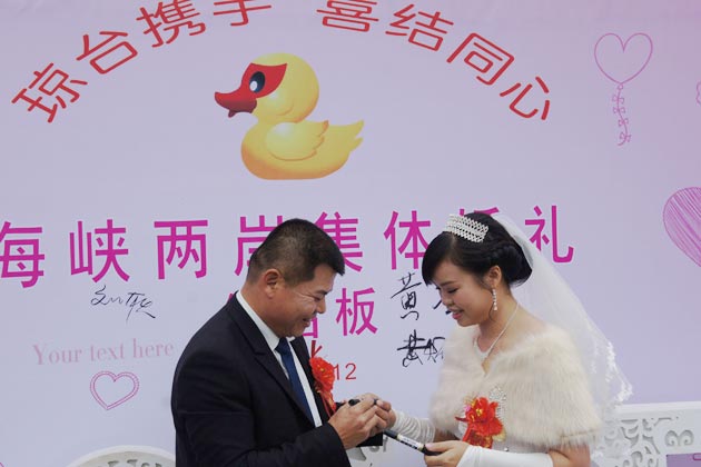 “海峡组合”黄炳发、岑小燕在签名墙签名。